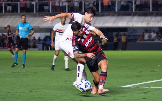 Flamengo e São Paulo empatam em jogo movimentado na Vila Belmiro