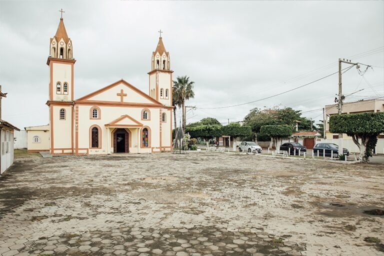 Prefeita Yara Cinthia anuncia revitalização da praça da Igreja de São Sebastião em Barra do Itabapoana
