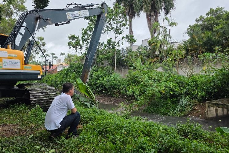 Prefeitura inicia limpeza do Canal do Queimado para prevenir alagamentos em Campos