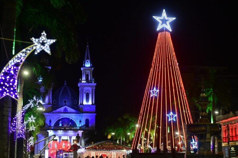 Campos abre oficialmente a temporada de Natal com luzes, arte e ações solidárias na Praça do Santíssimo Salvador