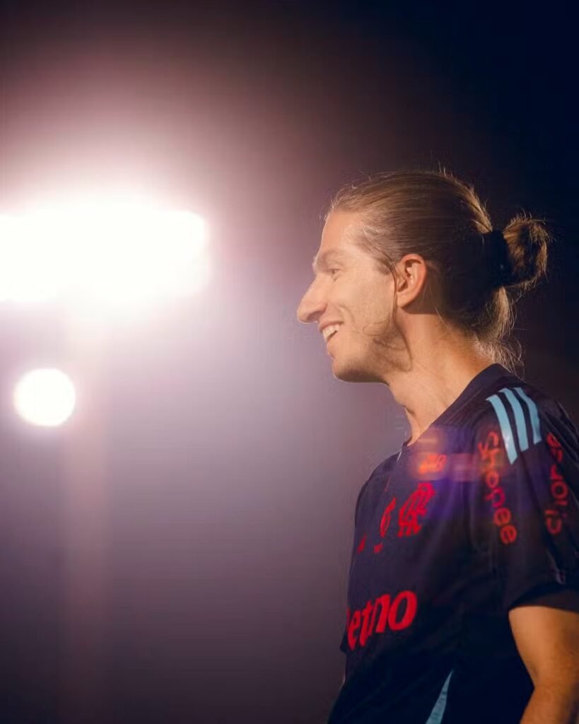 Flamengo renova com Filipe Luís até 2027 após longa negociação