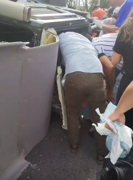 Homem fica ferido após capotamento na Avenida XV de Novembro, em Campos