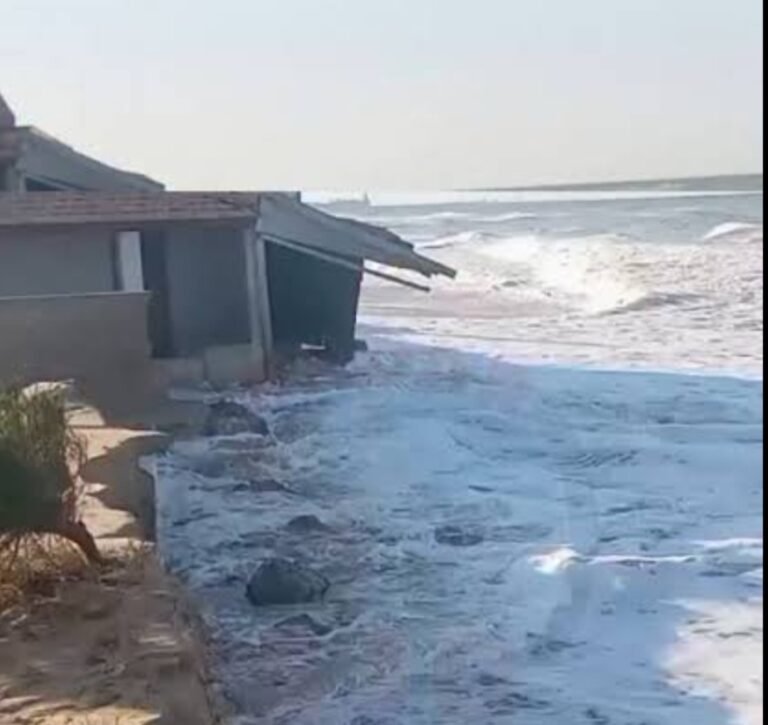 Mar avança novamente e situação é crítica na Praia do Açu, em São João da Barra