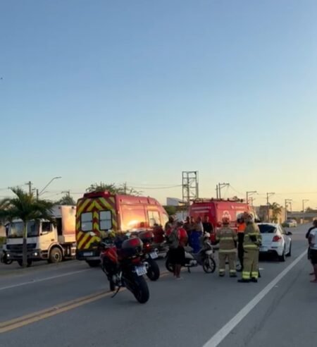 Acidente entre carro e moto termina em confusão na Presidente Kennedy, em Campos