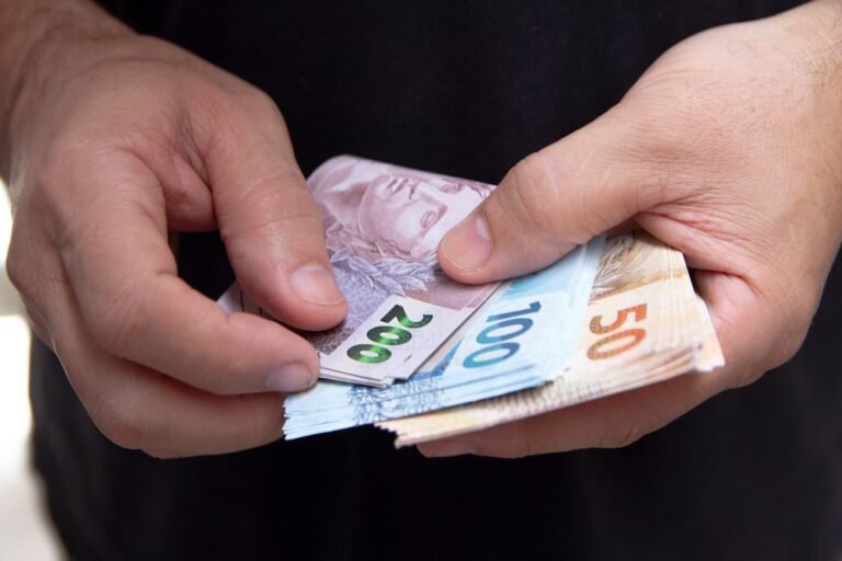 Governo confirma salário mínimo de R$ 1.621 para 2026; reajuste combina inflação e crescimento do PIB