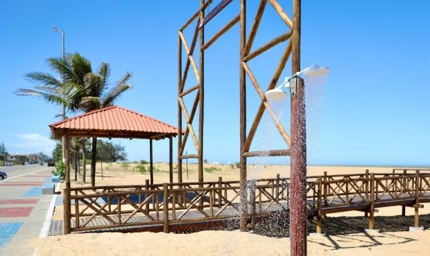 São João da Barra instala novos chuveiros nas praias e reforça acessibilidade no litoral