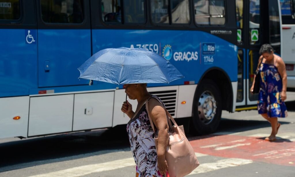 Calor e desidratação elevam risco de AVC durante o verão, alerta especialista