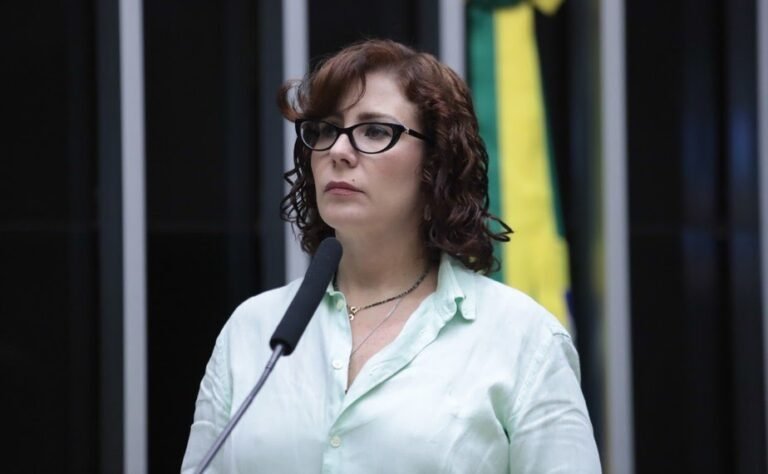 Zambelli renuncia ao mandato após condenação e Câmara convoca suplente do PL