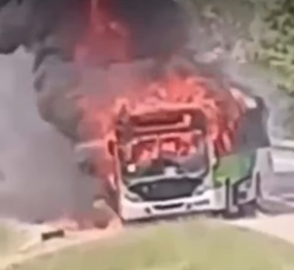 Ônibus pega fogo na BR-101 e mobiliza equipes de emergência em Campos