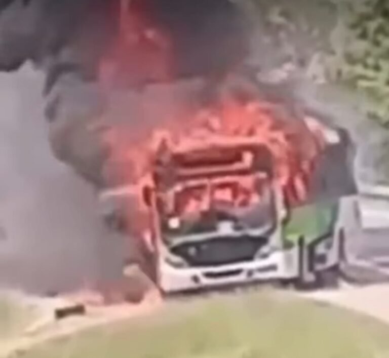 Ônibus pega fogo na BR-101 e mobiliza equipes de emergência em Campos
