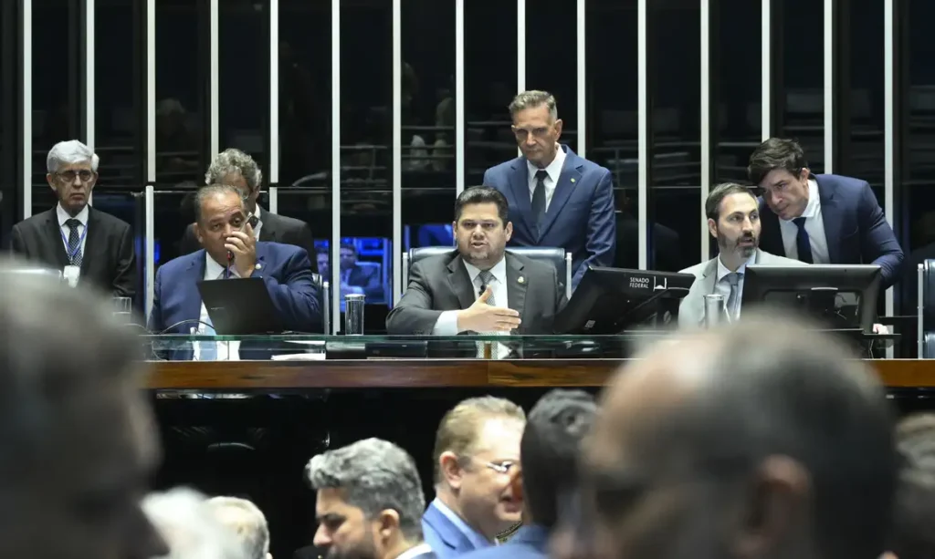Bancadas recorrem ao STF contra tramitação acelerada de projeto que altera penas do 8 de janeiro