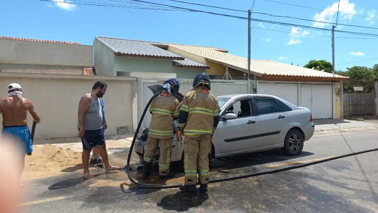 Carro pega fogo no Jóquei Clube, em Campos, e moradores ajudam a conter as chamas