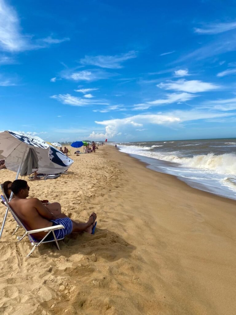 Mar agitado e ventos fortes chamam atenção na Praia de Grussaí nesta sexta-feira
