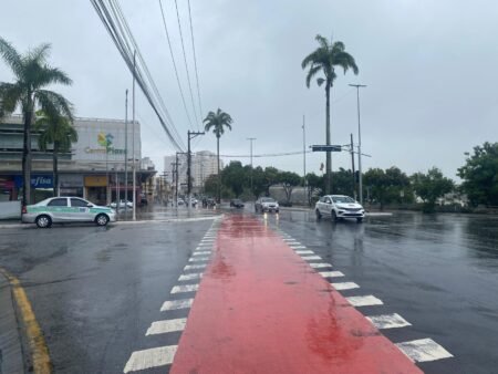 Defesa Civil alerta para chuvas fortes e ressaca até sexta-feira na região