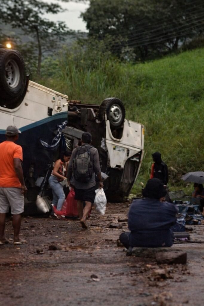Ônibus capota na BR-356 em Itaperuna e deixa cerca de 30 feridos