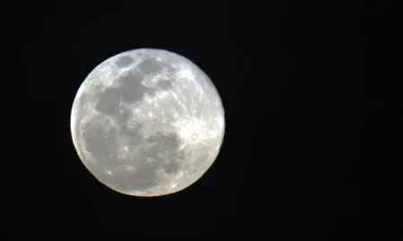 Lua Cheia de Perigeu ilumina o céu neste sábado, mas diferença será quase imperceptível a olho nu