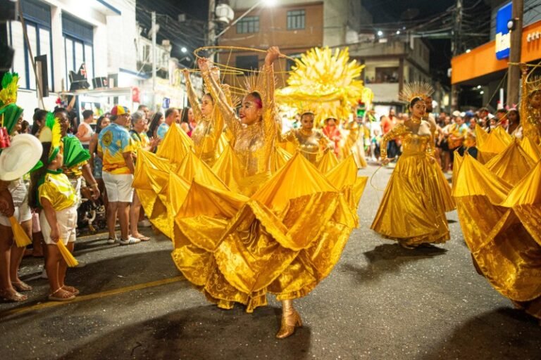 Congos e Chinês emocionam na abertura dos desfiles em SJB