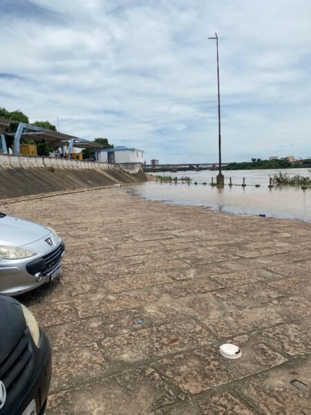 Nível do Rio Paraíba sobe e água avança sobre área de estacionamento no Cais