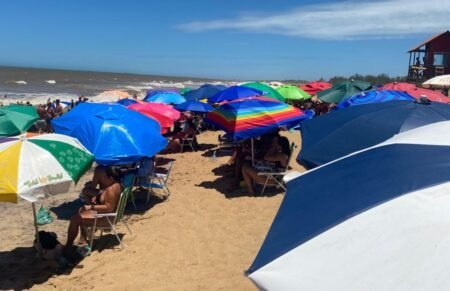Grussaí fica lotada nesta terça de Carnaval e mar exige atenção