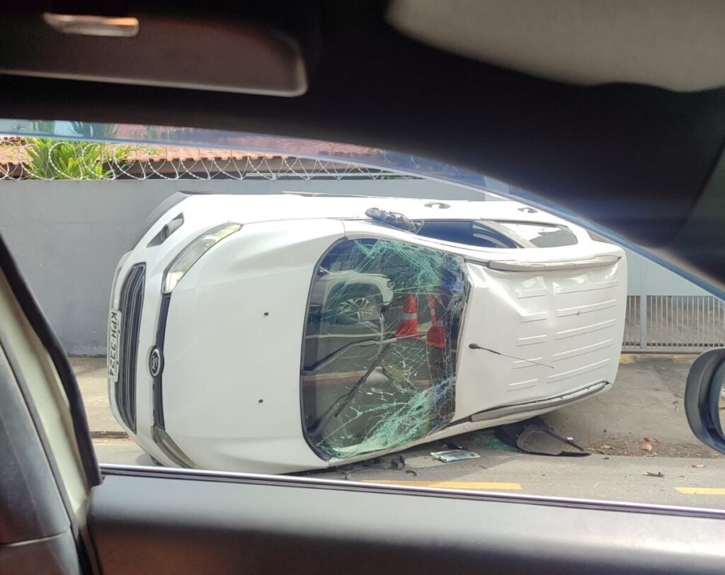 Acidente no Centro provoca capotamento e mobiliza equipes de segurança