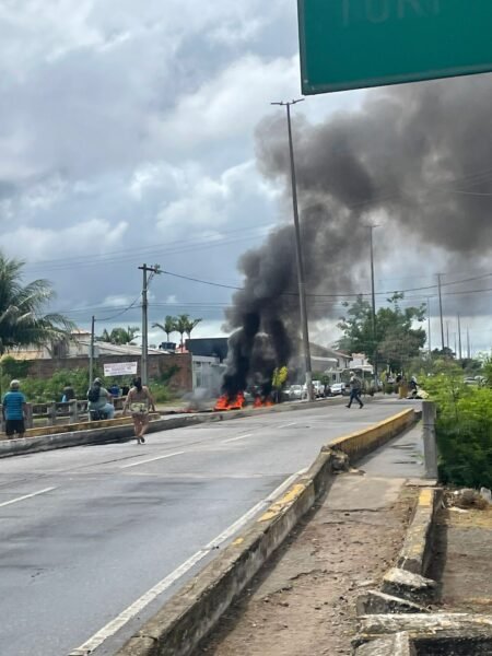 Manifestação interdita trecho da Av. Alberto Lamego na manhã desta quinta em Campos
