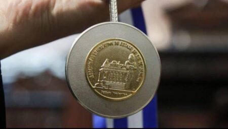 Alerj concede Medalha Tiradentes a policiais mortos em megaoperação no Alemão