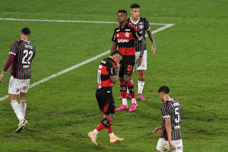 Fla-Flu é adiado e ganha clima decisivo no Brasileirão