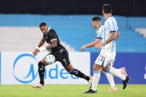 Botafogo vence Racing por 3 a 2 em jogo movimentado