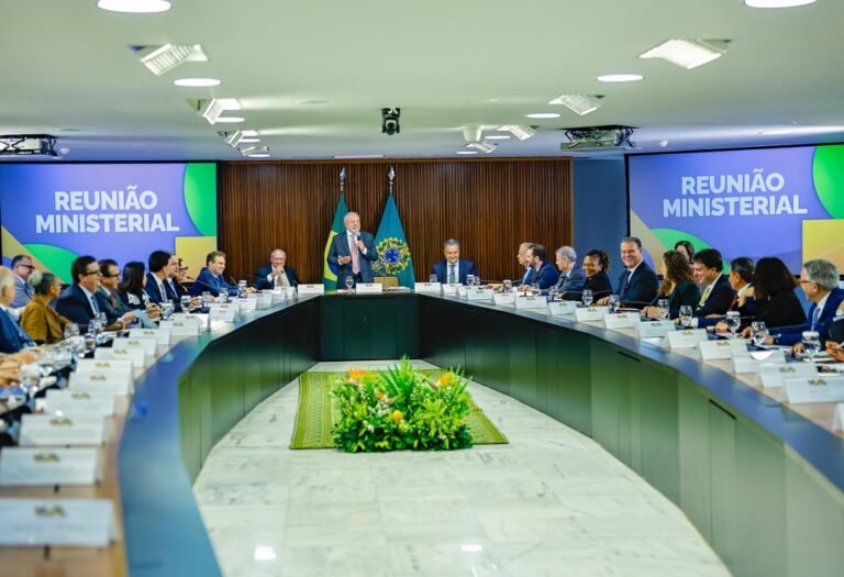 Reforma ministerial movimenta governo Luiz Inácio Lula da Silva com saída de ao menos 17 ministros para eleições