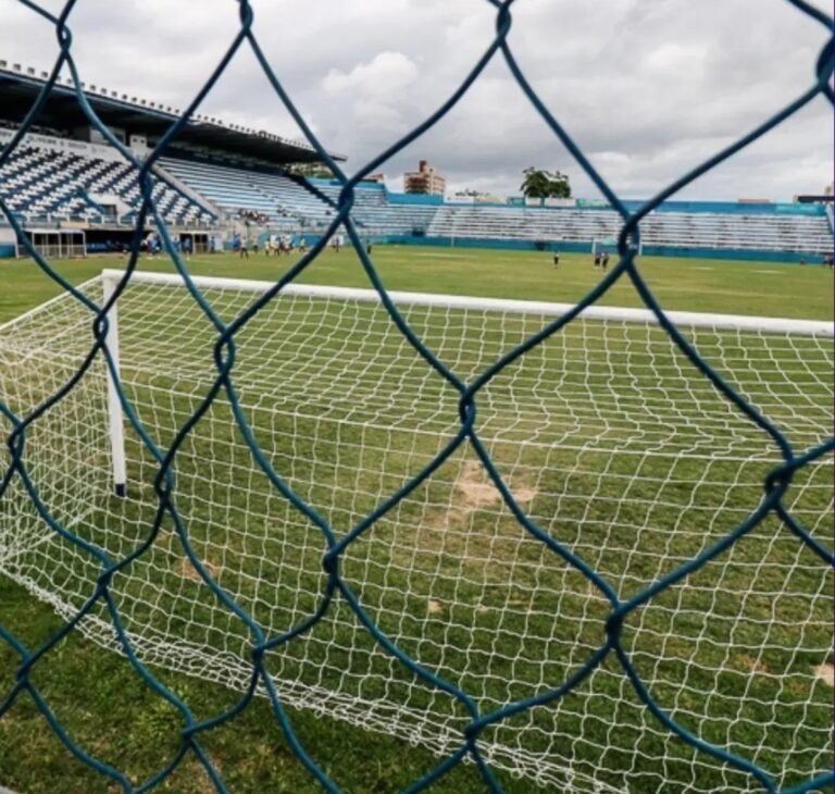 Goitacaz vive incerteza após punição e liga alerta sobre possível rebaixamento