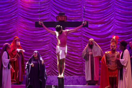 Grupo de Teatro Sacro retorna às ruas de Campos com encenação da Paixão de Cristo após sete anos