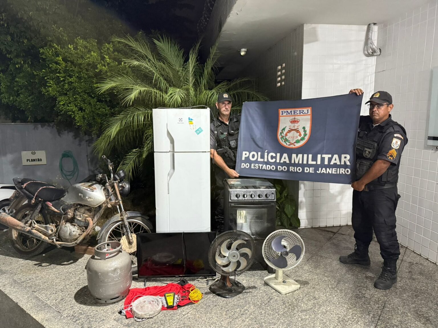 Polícia recupera motocicleta roubada e diversos bens furtados em Travessão, em Campos
