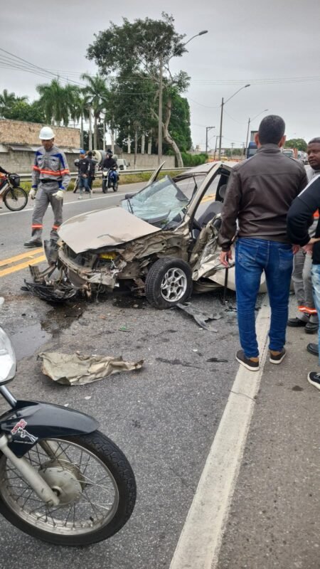 Colisão entre carro e caminhão canavieiro deixa motorista ferido na BR-101, em Campos