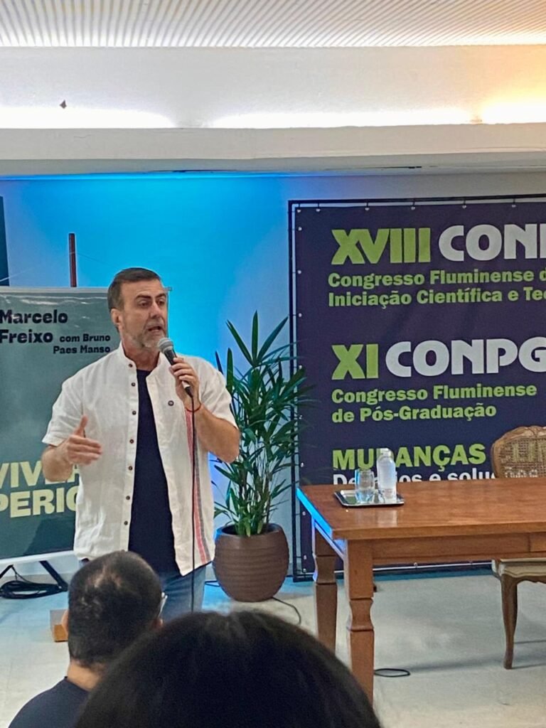 Marcelo Freixo lança livro no CONFICT em Campos