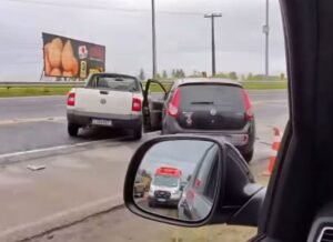 Acidente entre dois carros deixa quatro feridos na BR-101, em Campos