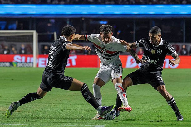 São Paulo e Botafogo fazem duelo direto no Morumbis pelo Brasileirão