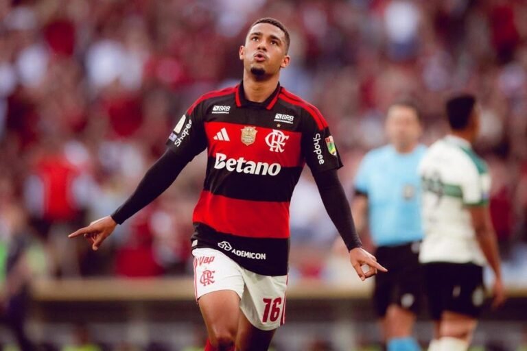 Flamengo goleia o Coritiba no Maracanã e segue firme na briga pela liderança