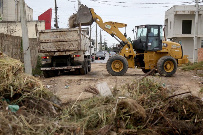 Prefeitura de Campos intensifica mutirões de limpeza em bairros e reforça integração entre secretarias