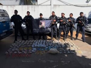 Polícia encontra esconderijo do tráfico e apreende mais de R$ 69 mil em drogas na Penha