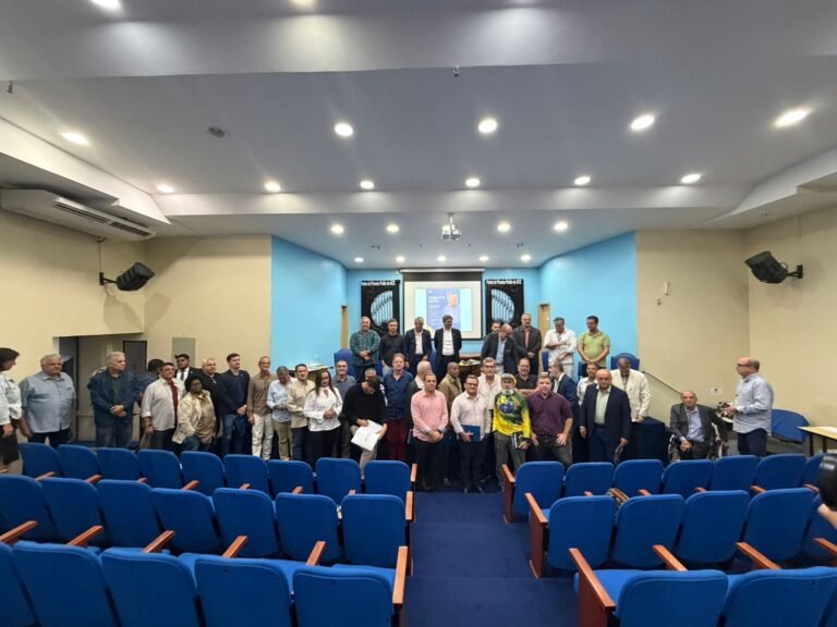 Portinho debate escala 6×1, Simples Nacional e desenvolvimento regional em encontro na ACIC