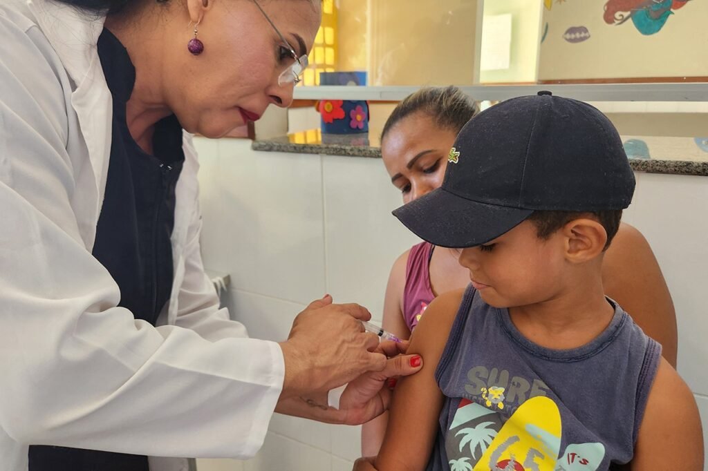 Vacinação e palestras educativas reforçam prevenção em creche municipal de Campos