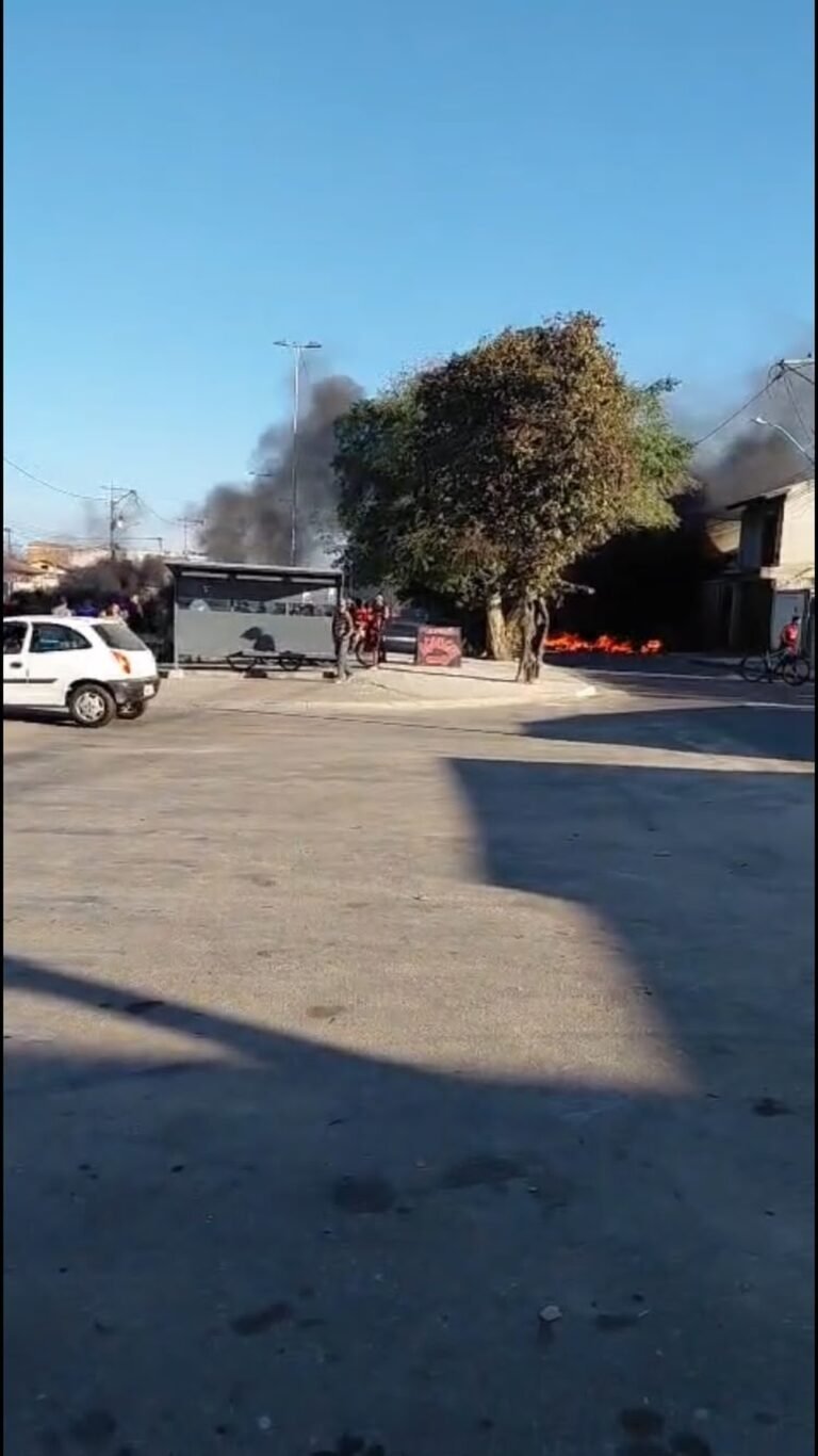 Homem é morto e dois ficam feridos em ataque a tiros no Parque Santa Clara; moradores protestam por mais segurança