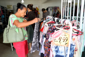 Bazar da Coesa vende roupas a partir de R$ 2 e ajuda entidades assistenciais de Campos