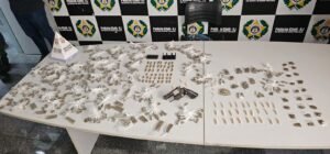 Operação conjunta apreende arma, munições e drogas em Morro do Coco
