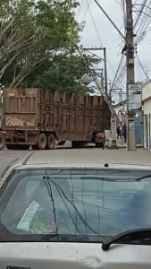Caminhão derruba poste durante manobra e deixa trecho do Travessão sem energia