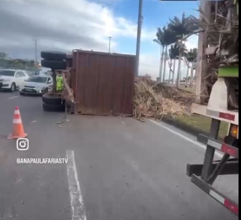 Caminhão bitrem carregado de cana tomba no Trevo do Índio e provoca congestionamento na entrada de Campos