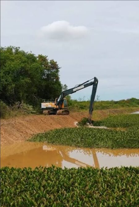 Prefeitura realiza limpeza do Canal Cambaíba para reforçar segurança hídrica e beneficiar mais de 200 famílias