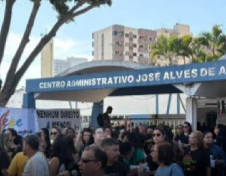 Profissionais da Educação protestam em frente à Prefeitura de Campos por piso salarial e plano de carreira
