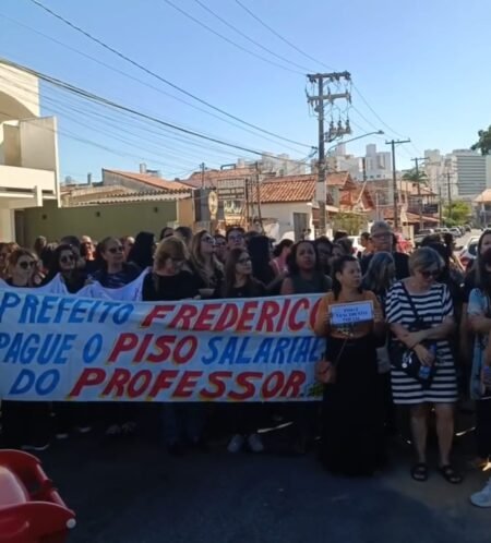 Servidores da Educação protestam em frente à Prefeitura e cobram valorização da categoria em Campos