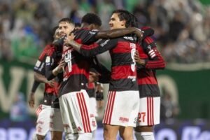 Flamengo goleia a Chapecoense fora de casa com show de Pedro e segue na briga pelo Brasileirão